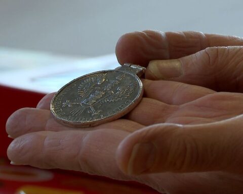 Burgemeester Middelburg ontvangt verloren penning van ambtsketen terug