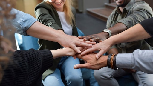 Cabaretier Saman Amini bestrijdt al acht jaar racisme bij bedrijven