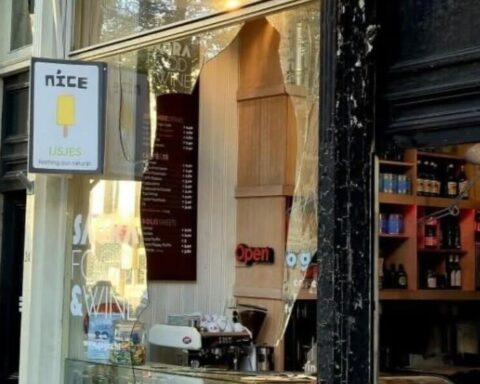 Derde verdachte aangehouden na explosies bij pizzeria en delicatessen in Amsterdam