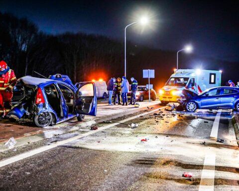 Dodelijk verkeersongeluk met meerdere voertuigen op de N366 bij Alteveer, Groningen