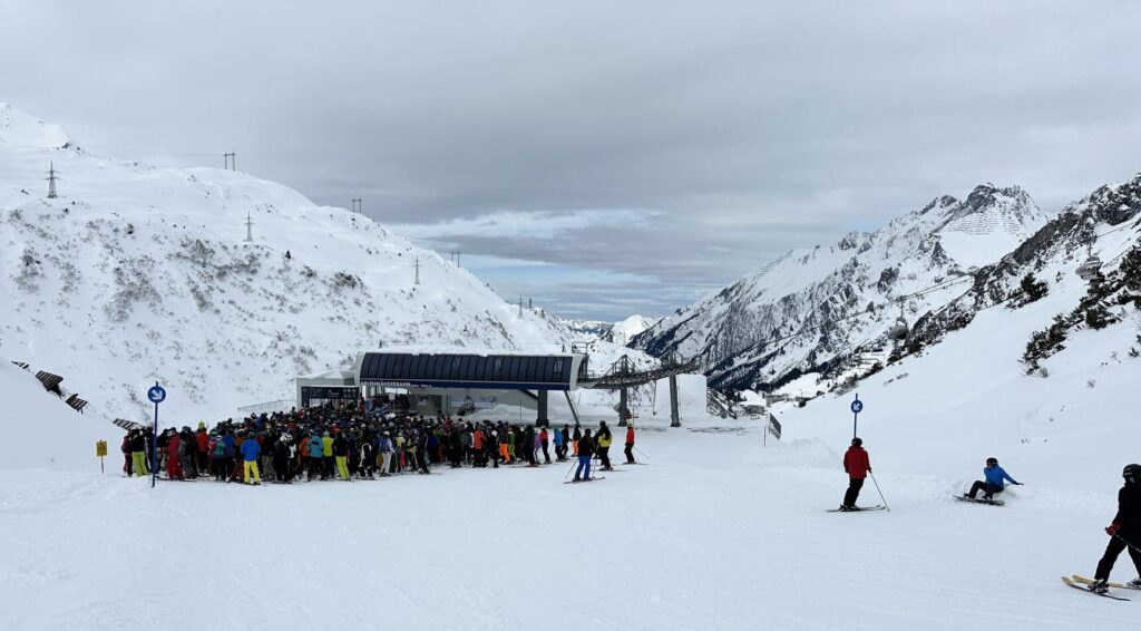 Doodsbedreigingen en Nazi-groeten tijdens vechtpartij tussen Oostenrijkse en Nederlandse mannen in Tirolse bar