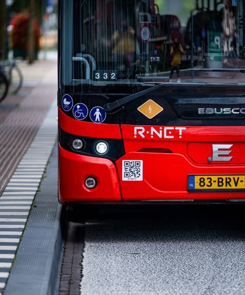 Elektrische bussen vergroenen het vervoer, maar zorgen voor overlast en schade aan wegen