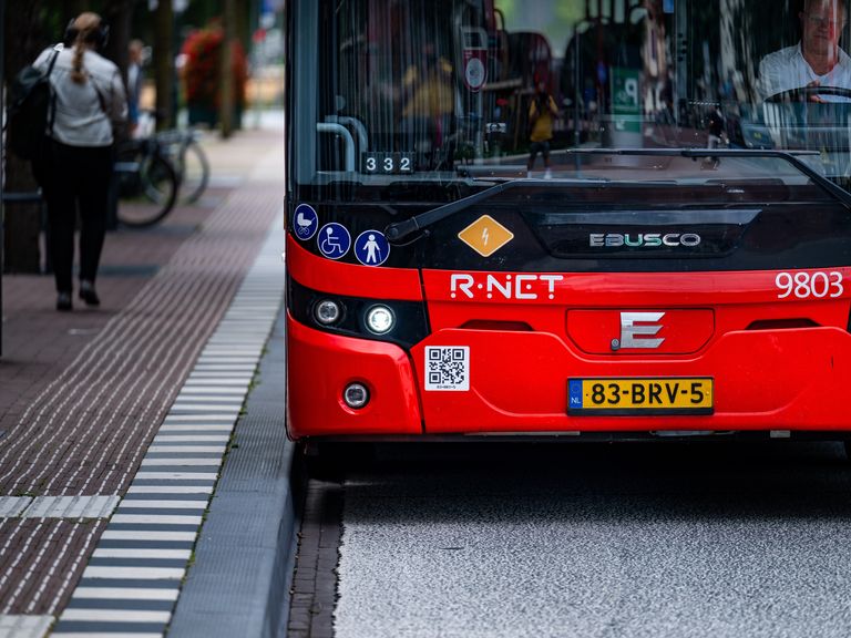 Elektrische bussen vergroenen het vervoer, maar zorgen voor overlast en schade aan wegen