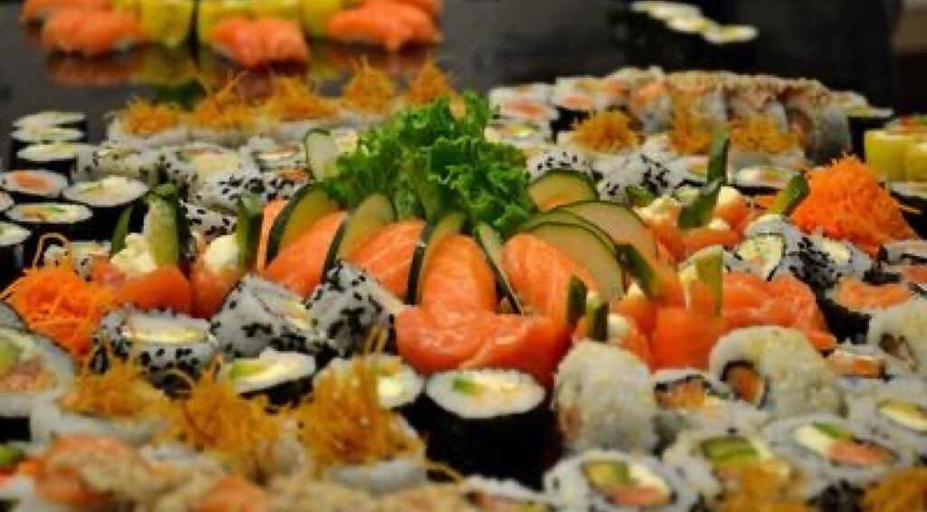 Expat verbaast over hongerig gedrag van Nederlandse collega’s tijdens gratis lunch in Amsterdam