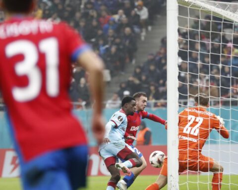 Feyenoord verliest met 4-3 van FCSB na laatste seconde goal in Roemenië