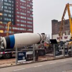 File van betonwagens veroorzaakt drukte in Rotterdam voor bouw nieuw hotel
