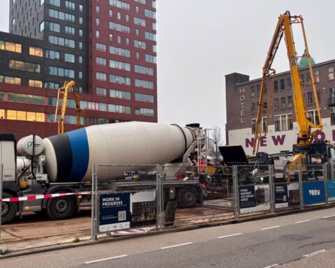 File van betonwagens veroorzaakt drukte in Rotterdam voor bouw nieuw hotel