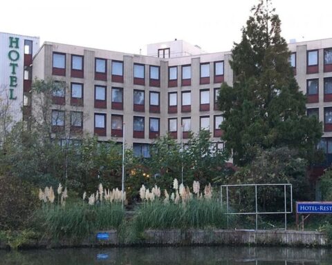 Gemeente Westland overweegt statushouders in hotel Naaldwijk zelf te laten koken en wassen