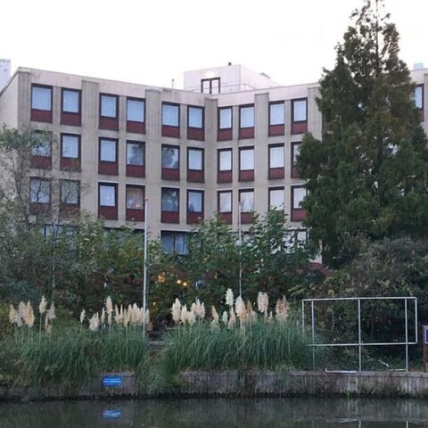 Gemeente Westland overweegt statushouders in hotel Naaldwijk zelf te laten koken en wassen