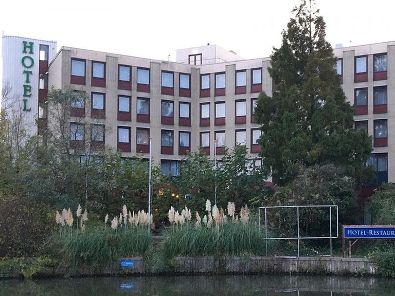 Gemeente Westland overweegt statushouders in hotel Naaldwijk zelf te laten koken en wassen