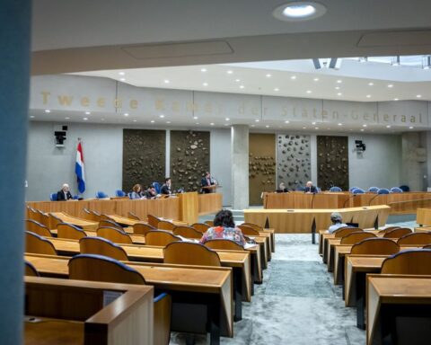 Hulp bij illegaal verblijf wordt niet strafbaar, asielwetten naar Eerste Kamer