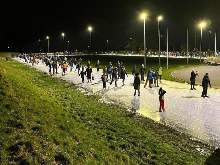 IJsmeesters werken hard aan ijsbanen voor Kerst, met hoop op vroege opening