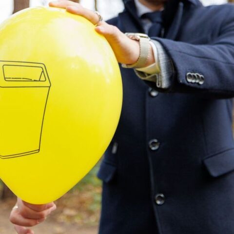 Katwijk introduceert opblaasbare prullenbak om vuurwerkschade te verminderen tijdens jaarwisseling