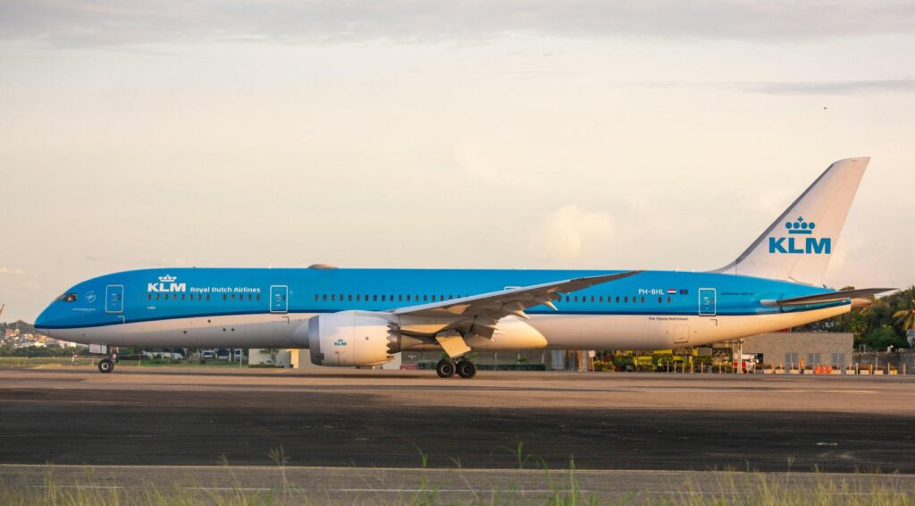 KLM blijft vliegen naar Curaçao; eiland vraagt om hulp van de overheid na nabijheid van Amerikaanse militaire vliegtuigen