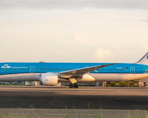 KLM blijft vliegen naar Curaçao; eiland vraagt om hulp van de overheid na nabijheid van Amerikaanse militaire vliegtuigen