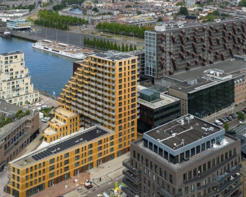 Koningin Máxima opent circulaire houten woontoren Sawa in Rotterdam