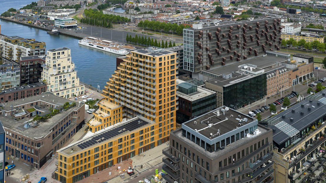 Koningin Máxima opent circulaire houten woontoren Sawa in Rotterdam