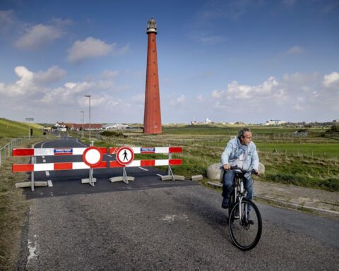 Lange Jaap vuurtoren in Huisduinen blijft behouden na noodzakelijke renovatie