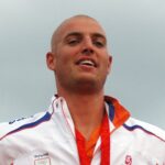 Maarten van der Weijden breekt wereldrecord achterwaarts zwemmen in Zaltbommel