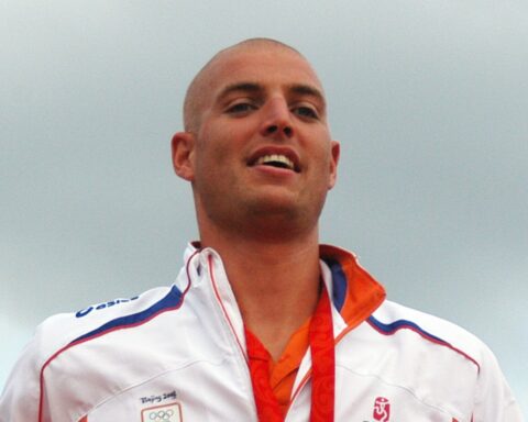 Maarten van der Weijden breekt wereldrecord achterwaarts zwemmen in Zaltbommel