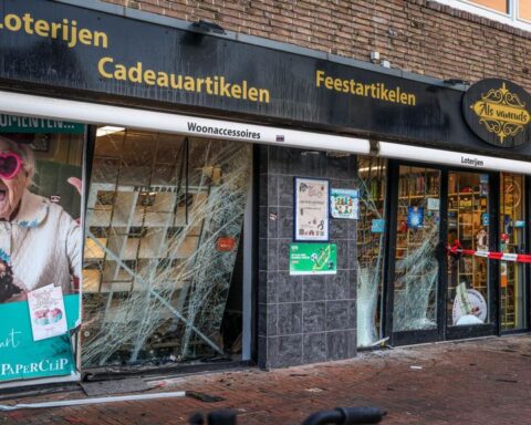 Man (27) steelt auto in Amersfoort en veroorzaakt aanzienlijke schade in winkelcentrum