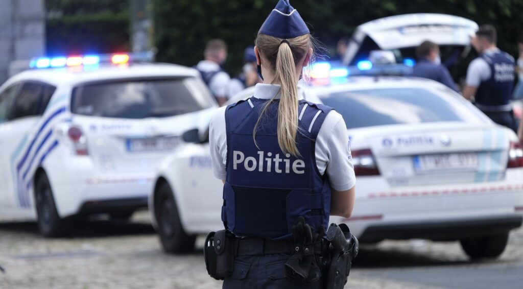 Man steelt auto met drie kinderen binnen in Breda, aangehouden na achtervolging in België