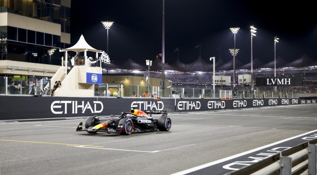 Max Verstappen wint Abu Dhabi, maar Lando Norris veiligstelt het kampioenschap