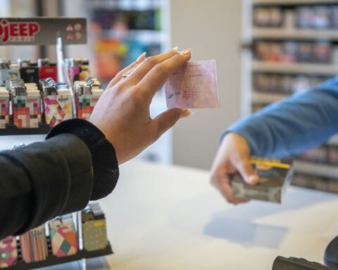 Medewerkers van tankstations ervaren problemen met leeftijdscontrole bij tabaksverkoop