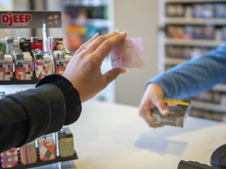 Medewerkers van tankstations ervaren problemen met leeftijdscontrole bij tabaksverkoop