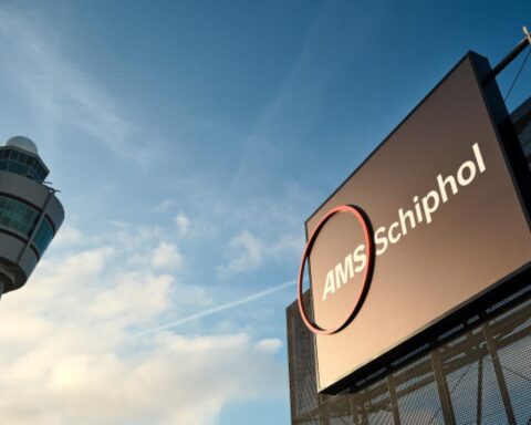 Meer dan 20.000 bagagestukken achtergelaten op Schiphol na grote storing; herstel kan dagen duren