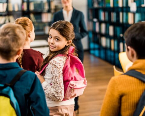 Meisjes scoren beter dan jongens op toetsen, maar krijgen lagere adviezen voor middelbare school
