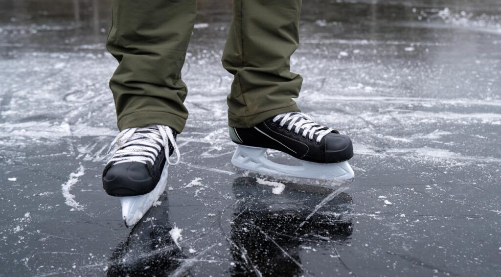 Natuurlijke ijsbanen geopend in Nederland op koude kerstmisdag
