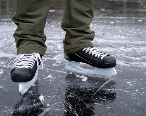 Natuurlijke ijsbanen geopend in Nederland op koude kerstmisdag