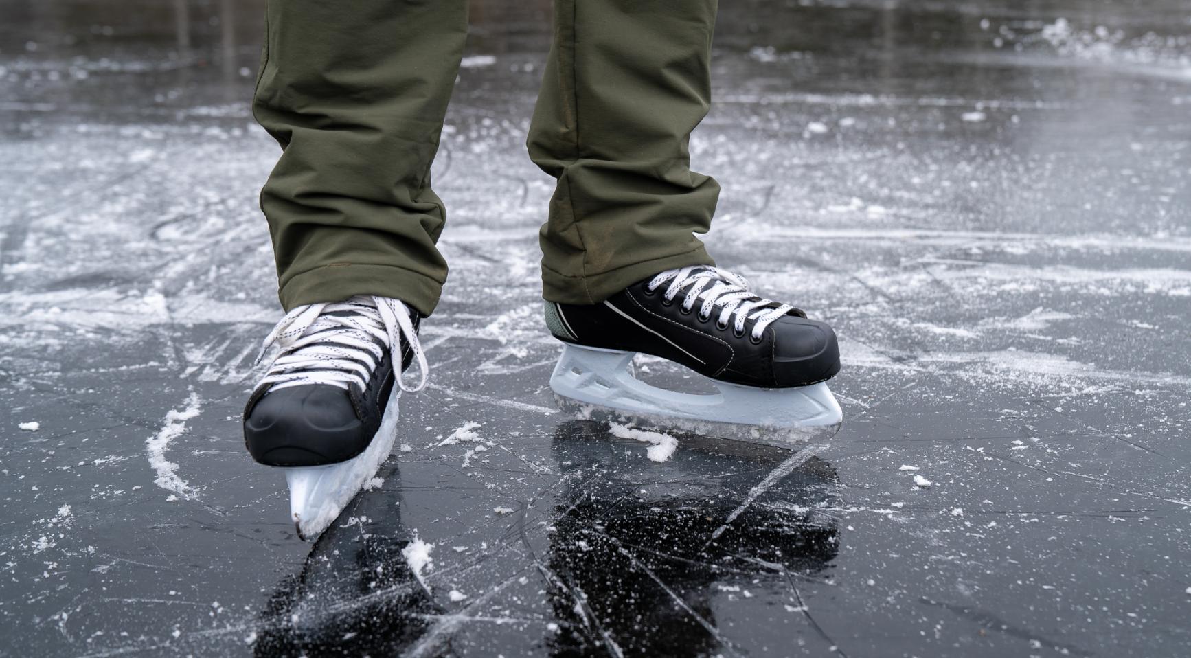 Natuurlijke ijsbanen geopend in Nederland op koude kerstmisdag
