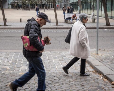 Nederland staat voor tweede vergrijzingsgolf door dalende geboortraten; bevolking kan onder 10 miljoen zakt