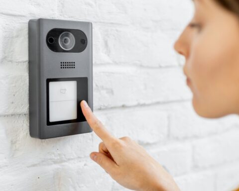 Nederlandse wetgevers overwegen verbod op deur-tot-deur verkoop na intimidatieklachten