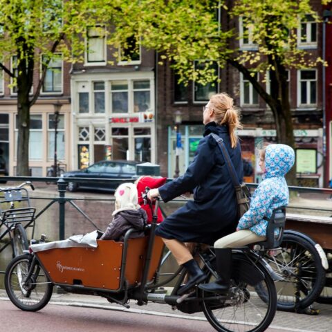 Nieuw pensioenstelsel benadeelt jonge werkende vrouwen met onbetaald werk