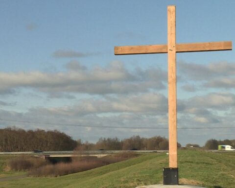 Onbekende groep plaatst kruis op de voormalige locatie van De Tong langs de A6