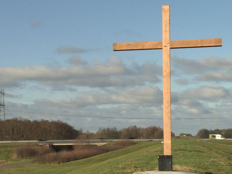 Onbekende groep plaatst kruis op de voormalige locatie van De Tong langs de A6