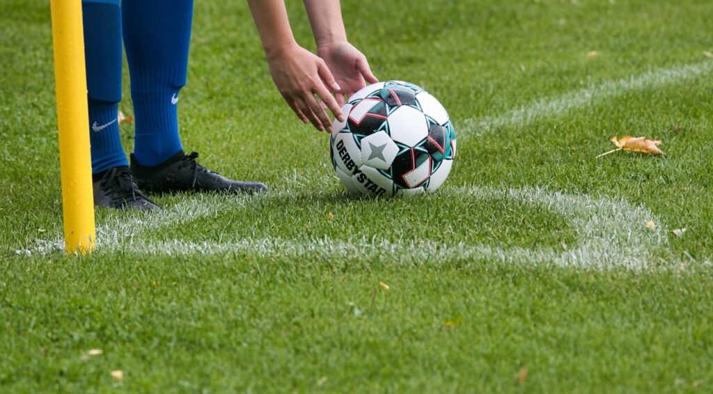 Onderzoek in Amsterdam onthult verborgen netwerken van agents in commerciële voetbalscholen