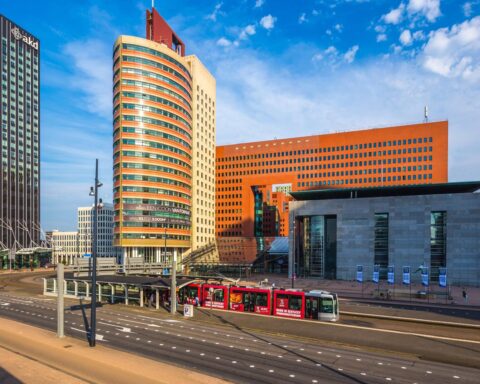 Openbaar ministerie vraagt om intrekking van aanklachten in dodelijke steekpartij in Rotterdam in 2003