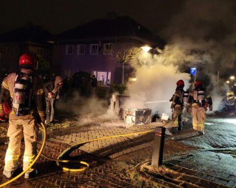 Opnieuw branden in Floradorp, politie en brandweer ingezet in Amsterdam-Noord