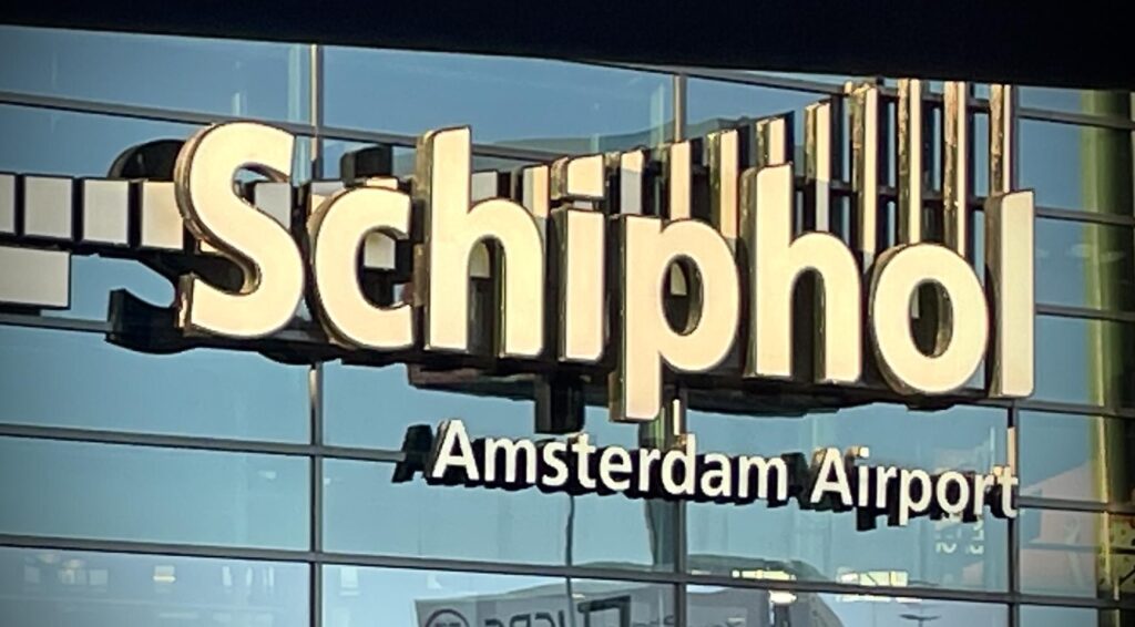 Piloot en stewardess geschorst na positieve alcoholtest op Schiphol
