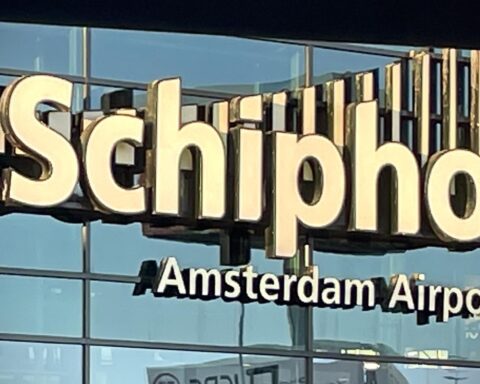 Piloot en stewardess geschorst na positieve alcoholtest op Schiphol