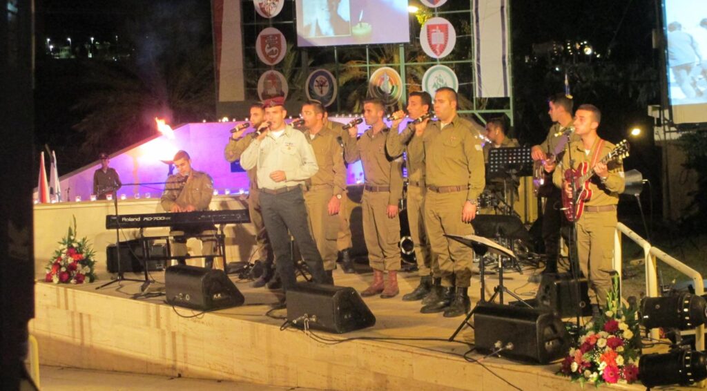 Politie houdt toezicht op kleine protest tegen Israëlische cantor in Amsterdamse Concertgebouw
