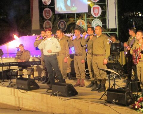 Politie houdt toezicht op kleine protest tegen Israëlische cantor in Amsterdamse Concertgebouw