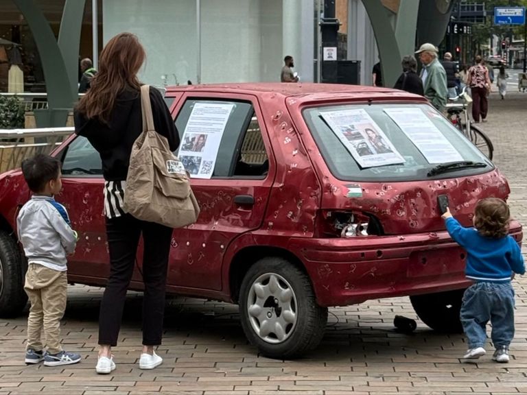 Politie in Utrecht neemt auto met kogelgaten in beslag, blijkt kunstproject over Gaza
