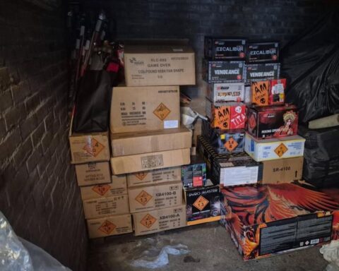 Politie ontdekt 552 kilo vuurwerk in Eindhovense schuur, 22-jarige aangehouden
