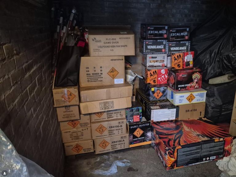 Politie ontdekt 552 kilo vuurwerk in Eindhovense schuur, 22-jarige aangehouden