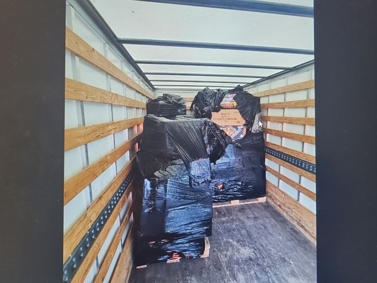 Politie ontdekt ruim 7000 kilo illegaal vuurwerk tijdens controle op de A15